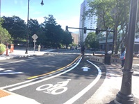 Image of the contra-flow lane on Main Street