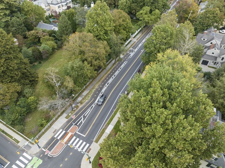 Aerial view of brattle st intersection with separated bike lane.