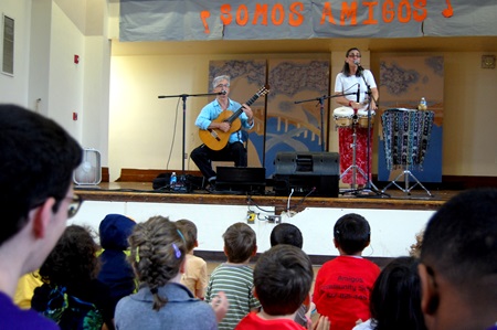Sol y Canto performing for a young audience