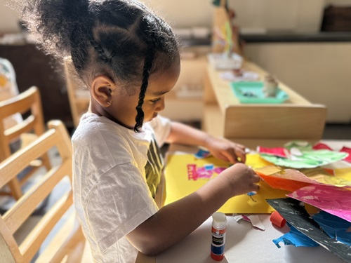 Student workshop with Ekua at Tobin Montessori. Students create collages inspired by Ekua Holmes’ process. Photo by Cambridge Arts.