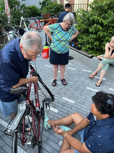 Cambridge residents at a CDD bike repair workshop.