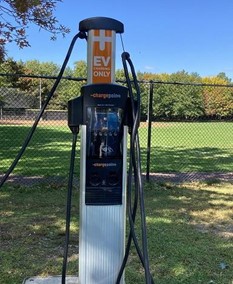 Single electric vehicle charging station